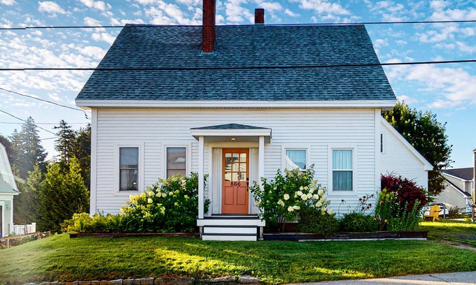 Port Clyde Casa | Picturesque cottage with full kitchen, sun room, private washer/dryer, & WiFi