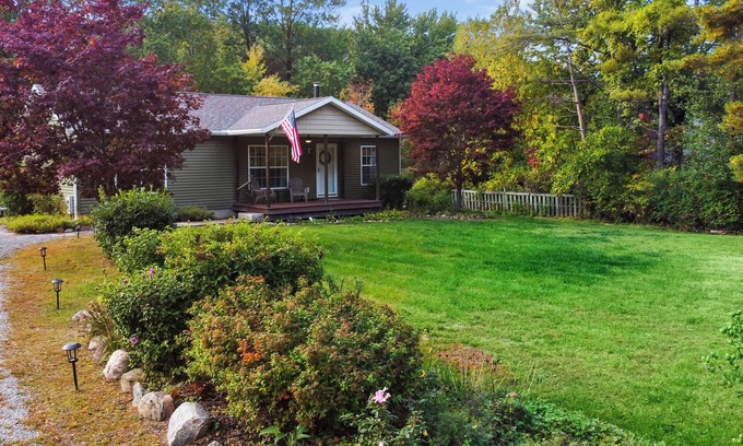 Silver Bay Casa | Picturesque Family Getaway: Close to Beach ~ Yard!