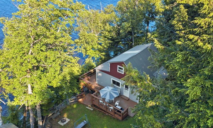 Portage Lake Cabina | Picturesque Family Lake Side Cabin