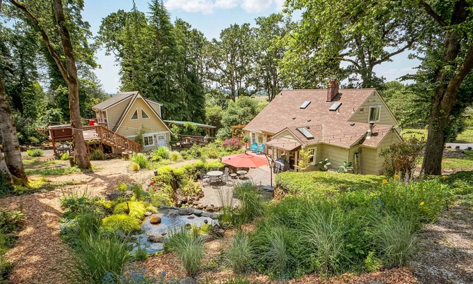 Far West Casa | Picturesque ‘Hoffman Woods Estate’ on Vineyard!