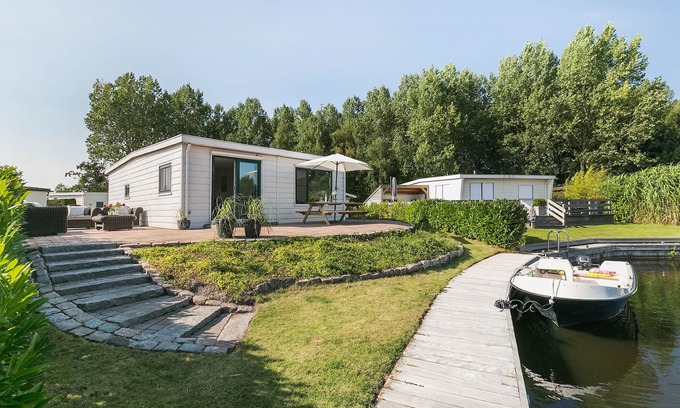 Terherne Casa | Picturesque holiday home with garden on open waters