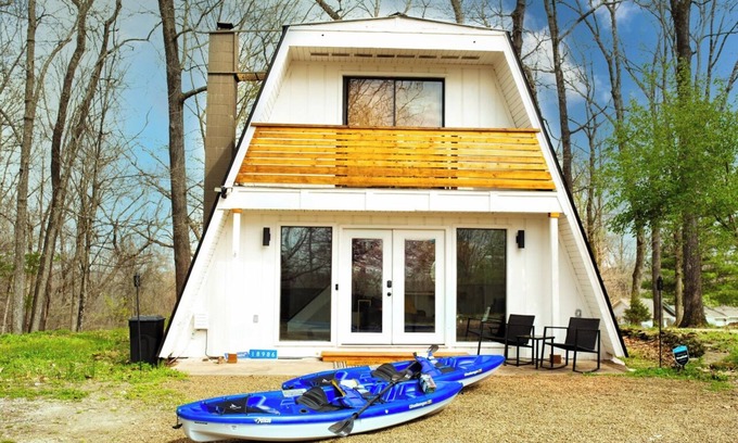 Fayetteville Casa | Picturesque HOT TUB+Game room+kayaks+near water