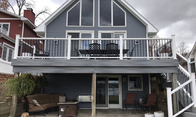 Edwardsburg Casa | Picturesque Lake Home