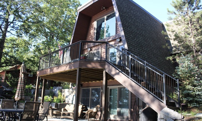 Annandale Cabina | Picturesque lake home w/ separate entertainment lodge