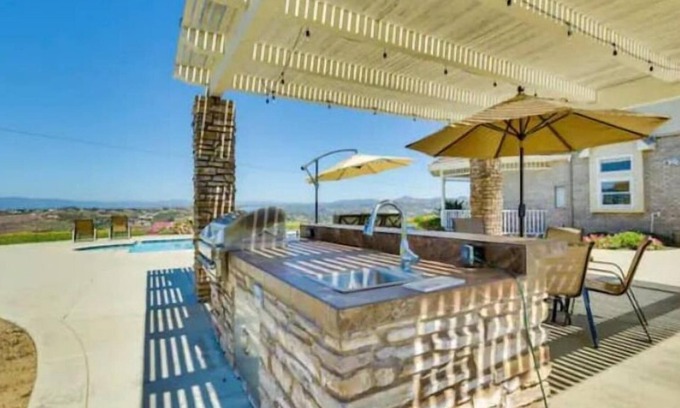 Fallbrook Casa | Picturesque mountain views in Avocado Country