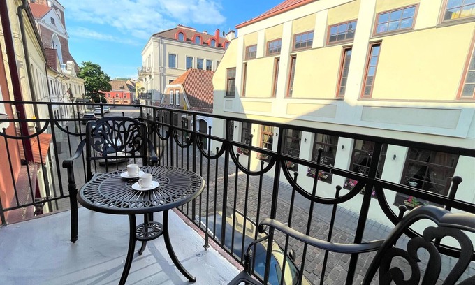Old Town Apartamento | Picturesque Old Town Apartment With Balcony