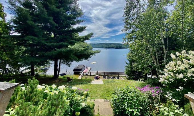 Dorset Cabaña | Picturesque Paint Lake Cottage, Muskoka