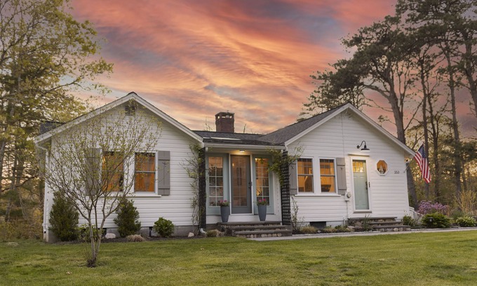 Hyannis Casa | Propiedad pintoresca frente al estanque - The Beach Glass Cottage