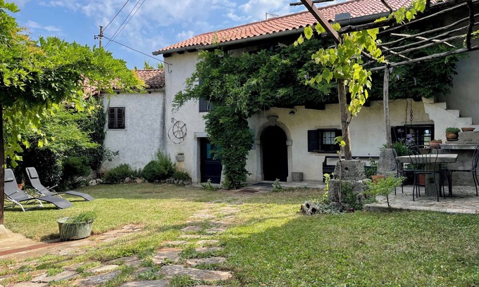 Sezana Cabaña | Picturesque Stone Cottage in Karst