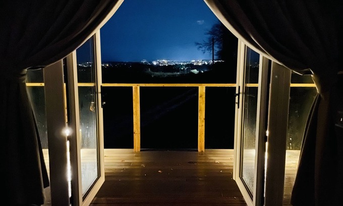 Scarborough Cabina | Picturesque views across Scarborough with a Hot Tub.