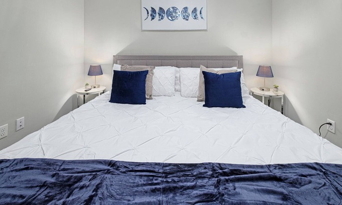 Villa Heights Apartamento | Piece of NoDa⭐️FreeParking⭐️KingBed⭐️SmartTVs⭐️1GBWifi
