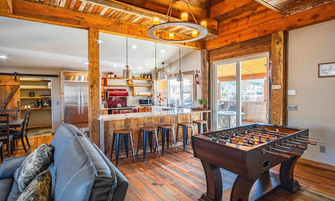 Payson Casa | Pieper Mansion - Historic Charm & Modern Comfort!