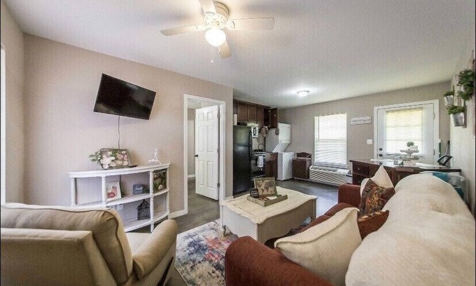 Russellville Apartamento | Pierre’s chateau near Tech and ANO .
