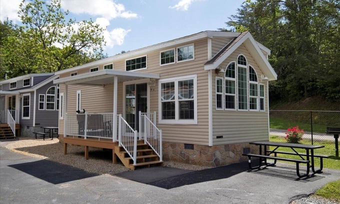 Gatlinburg - Pigeon Forge Cabaña | Pigeon Forge 1BR Cottage with Loft