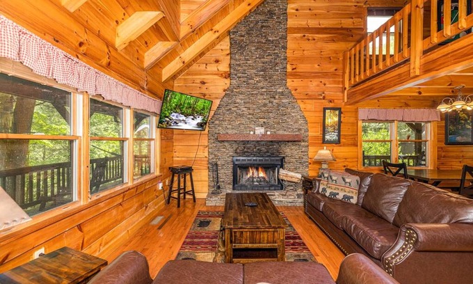 Gatlinburg - Pigeon Forge Apartamento | Pigeon Forge Cabin Game Room Dog Friendly Hot Tub
