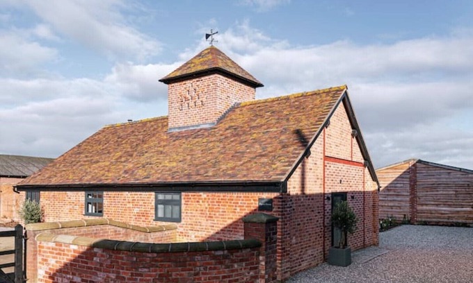 Pontesbury Casa | Pigeon House: Barn with hot tub, wood burner & large private garden.