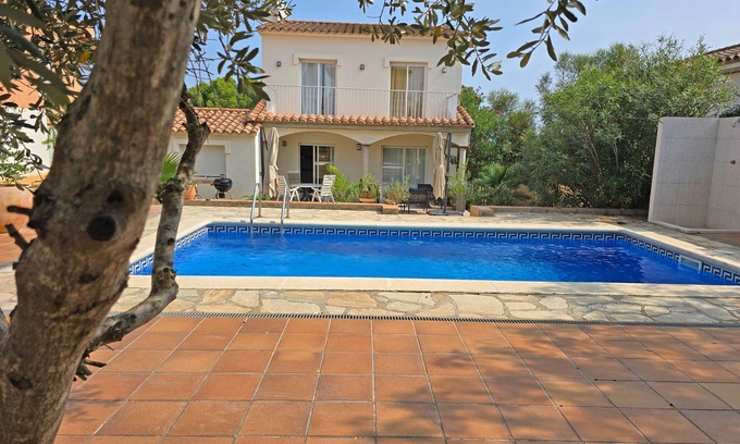 L'Escala Casa | CASA PILANS CON JARDÍN Y PISCINA PRIVADA