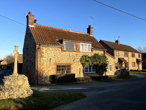 Stanhoe Casa | Pilgrims - Traditional flint cottage with open fire