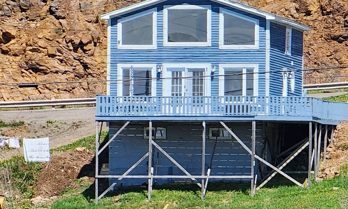 Pilley's Island Casa | Pilley's Perch - Entire home in Pilley's Island, Canada. Beautiful Ocean View