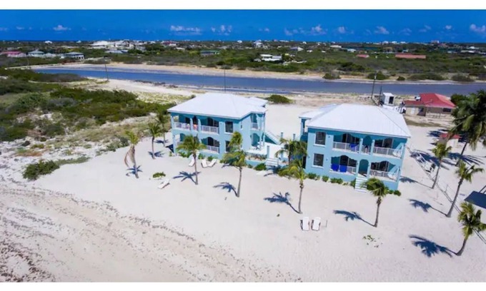 Cockburn Town Condominio | Pillory Club: Beachfront Condo with Water Sports and Excursions