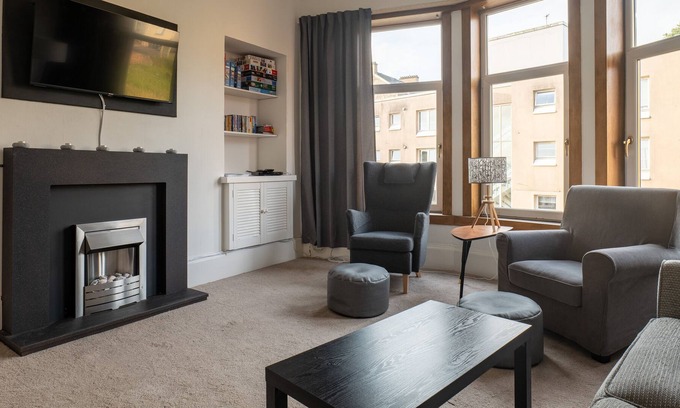 Greenock Apartamento | Pillow Partners are proud to present this spacious centrally located apartment which is ideal for...