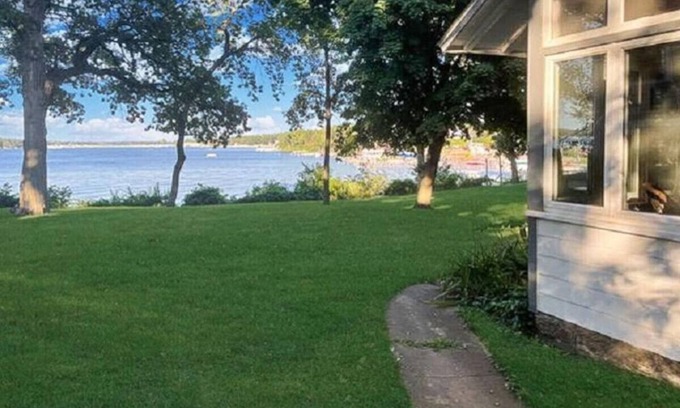 Arnolds Park Casa | Pillsbury Point Cottage on West Lake
