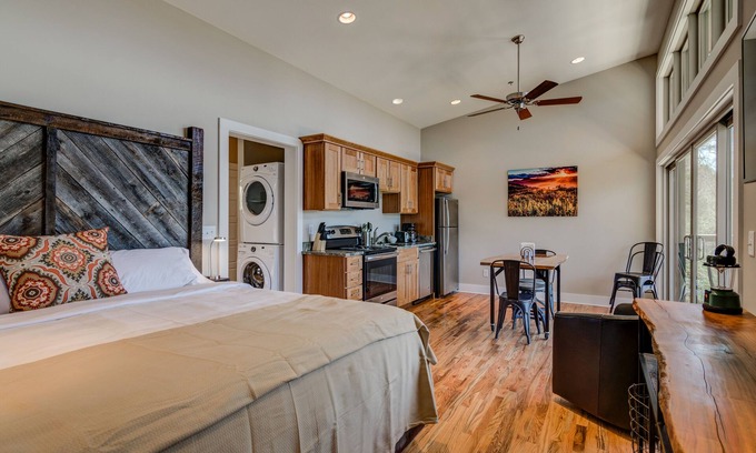 Pisgah Forest Cabina | PILOT COVE Studio Cabin - ¡Lujo moderno con naturaleza!