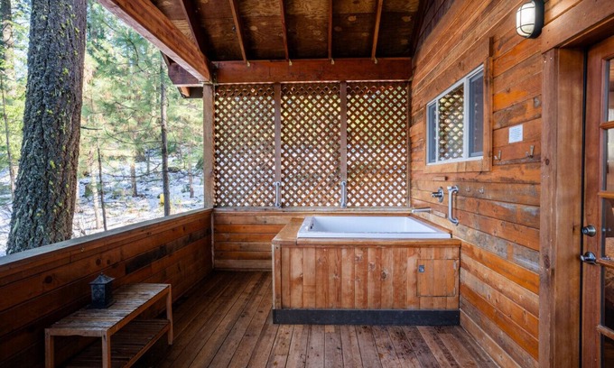Ashland Cabina | Pilot Rock Cabin w/ Jacuzzi and Wood Stove at Green Springs Inn