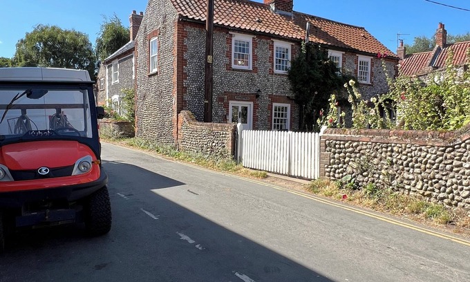 Holt Cabaña | 2 bed “Pimpernel Cottage” Blakeney,stones-throw to Quay,pub,courtyard 2w/b dogs