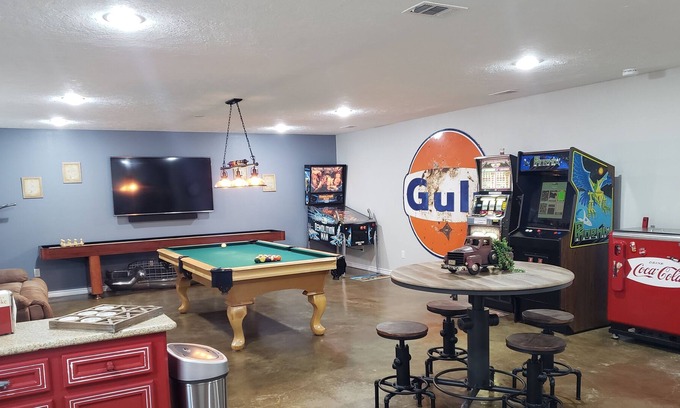 Bryan Casa | Pinball, mesa de billar, tragamonedas, juego de tejo, máquinas de bebidas para adultos, TV de 65 "