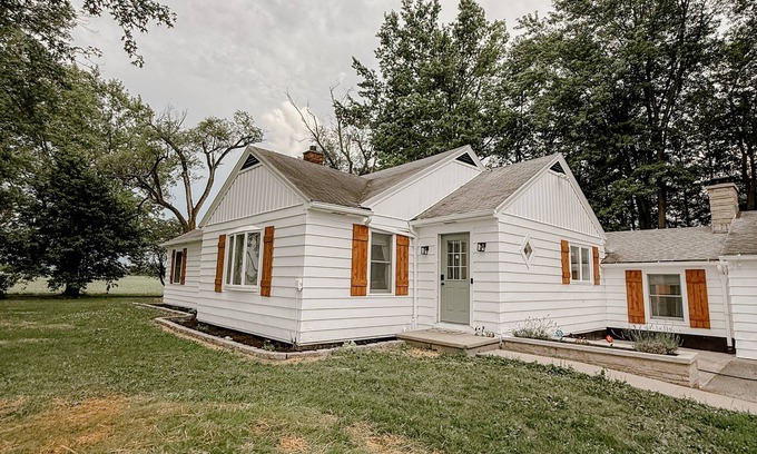 Saint Marys Allen County Casa | Pinch of Cozy, Farm House with Hot Tub, 1 Minute Walk to Local Farm Store