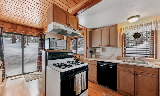 Black Bart Chalet De Esquí | Pine Cone Cabin Minutes to Heavenly or the Lake, 2 bedrooms plus Bonus Room