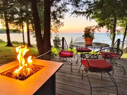 Sodus Casa | Pine Cottage Lakefront Hot Tub Fire Pit