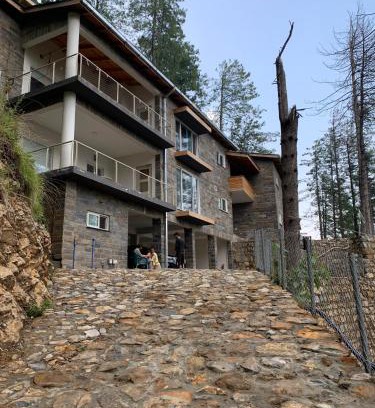 Dhirkot Apartamento | Pine Edge by T2R - Luxury 2BR Duplex Apartment Private Parking & Stunning Views in Khaira Gali near to Nathia Gali & Muree