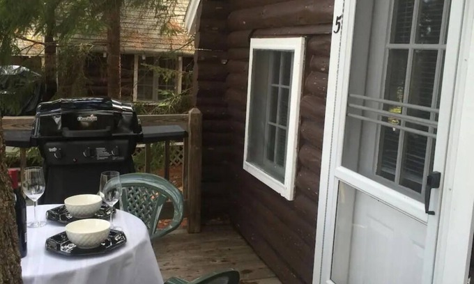 Lincolnville Cabaña | Pine Grove Cottages : Cottage 5 - Studio Cottage - Pet Friendly