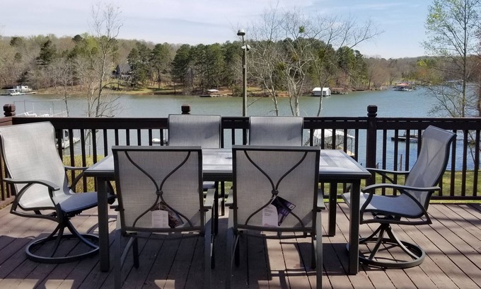 Gainesville Casa | Pine Haven | Lake front home /w Dock, Cheerful 4 Bedroom Cottage /w Dock Max 6 ppl