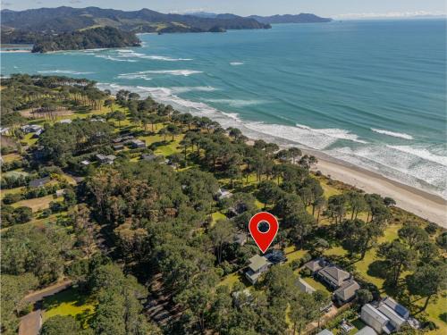 Matarangi Casa | Pine Haven - Matarangi Holiday Home
