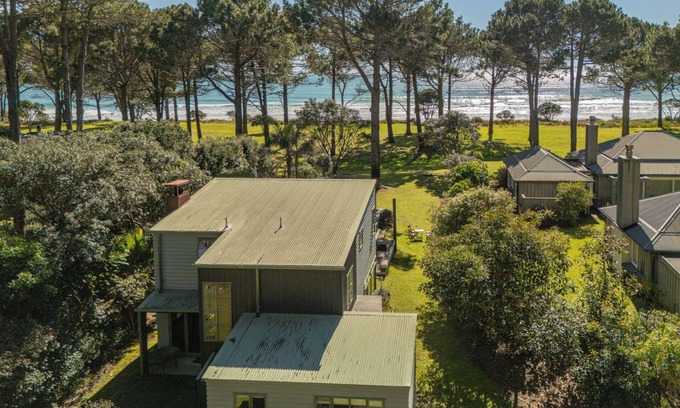 Matarangi Casa | Pine Haven - Matarangi Holiday Home