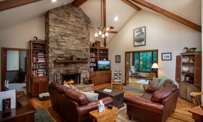 Brevard Casa | Ubicado en el bosque de Sherwood, admite mascotas