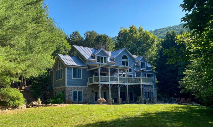 Fairview Casa | Pine Hollow - una casa de lujo con marco de madera de Asheville con bañera de hidromasaje; bodas, más - impresionante!