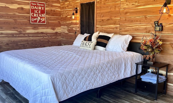 Henryetta Cabina | Pine Hollow w/ Lemurs & zebras, Private Hot Tub