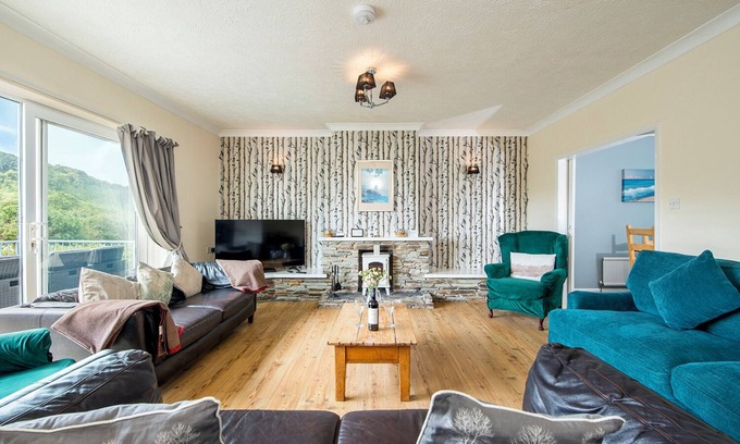 Wiseman's Bridge Casa | Pine Lodge, Holiday Home Wisemans Bridge, Pembrokeshire, Sleeps 12, 5 bedrooms, bathrooms