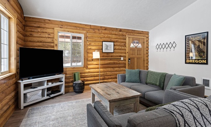 La Pine Casa | Pine Loop Log Cabin - 3 bedrooms / 1 Bath, Hot Tub, Dog-Friendly