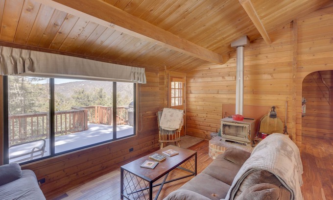 Pine Mountain Club Cabina | Pine Mountain Club Cabin Rental w/ Pool Access!