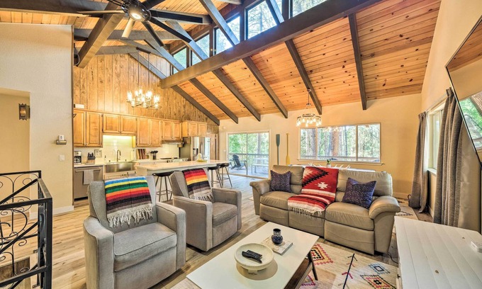 Groveland Cabina | Pine Mountain Cabin w/ Hot Tub, 2 Mins to Marina!