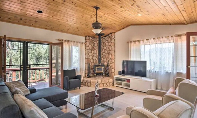 Frazier Park Apartamento | Pine Mountain Club 3-bedrm Treehouse Cabin Retreat