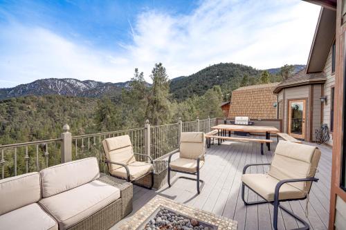 Pine Mountain Club Casa | Pine Mountain Club Cabin with Private Deck and Views!