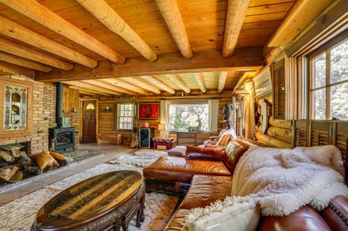 Frazier Park Casa | Pine Mountain Club Log Cabin with Resort Amenities!