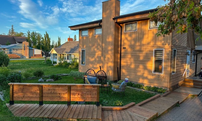 Alberta Beach Cabina | Pine Peaks Cabin - Rustic Family Getaway Steps to Lake Hot Tub + Bunk Rooms