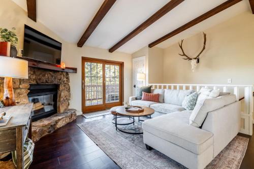 Bailey Casa | Pine Perch ~ Cozy Mountain Cabin w/Views